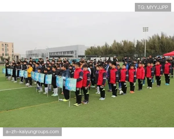 冠军球队球员参与校园足球普及活动助力青训发展,校园足球冠军杯 冠军球队球员参与校园足球普及活动助力青训发展,校园足球冠军杯